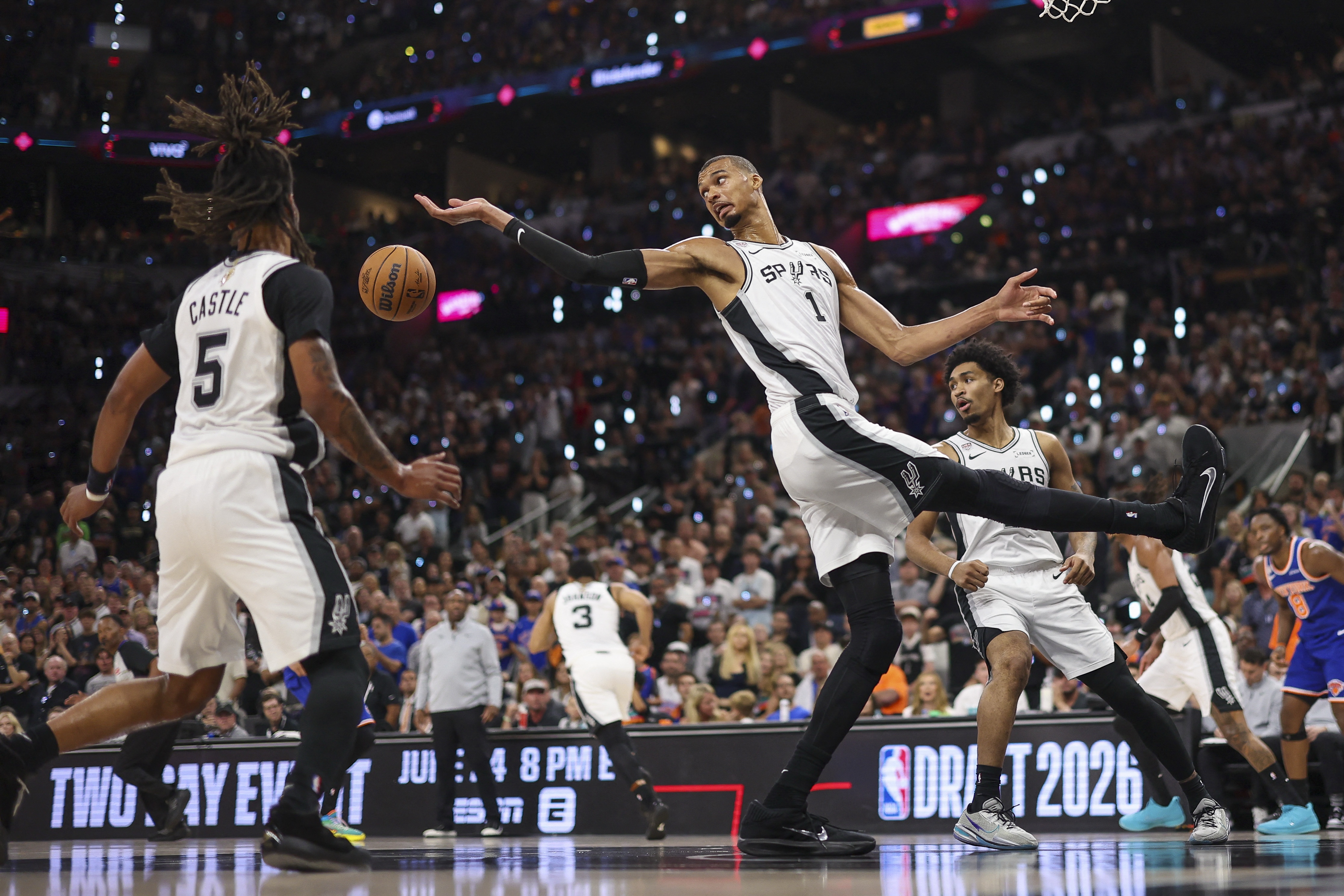 今年季后赛马刺22岁及以下球员一共贡献1325分 创NBA历史纪录